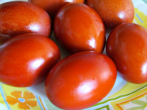 Фарбовані яйця в цибулинні