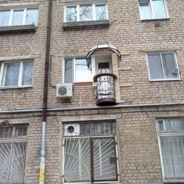 Кривий балкон