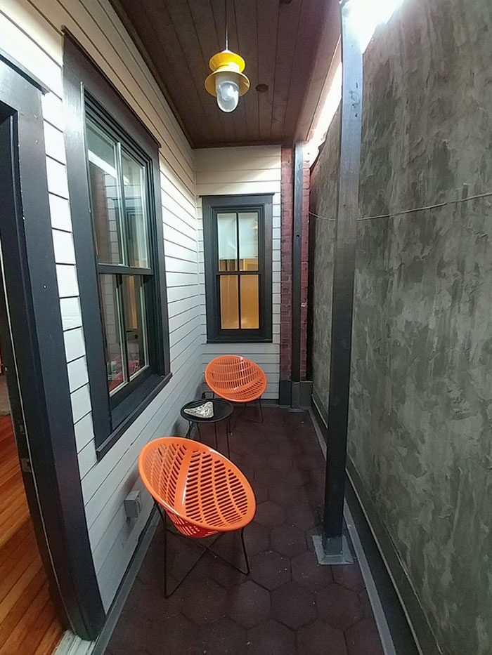 Дивний балкон