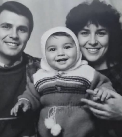 Мой сосед захотел мою жену, а я наивно думал, что кулаком можно отстоять любовь и честь. После тюрьмы, подстав и предательств я думал, что жизнь выжгла меня дотла, оставив лишь пепел в карманах. Но когда я постучал в дверь